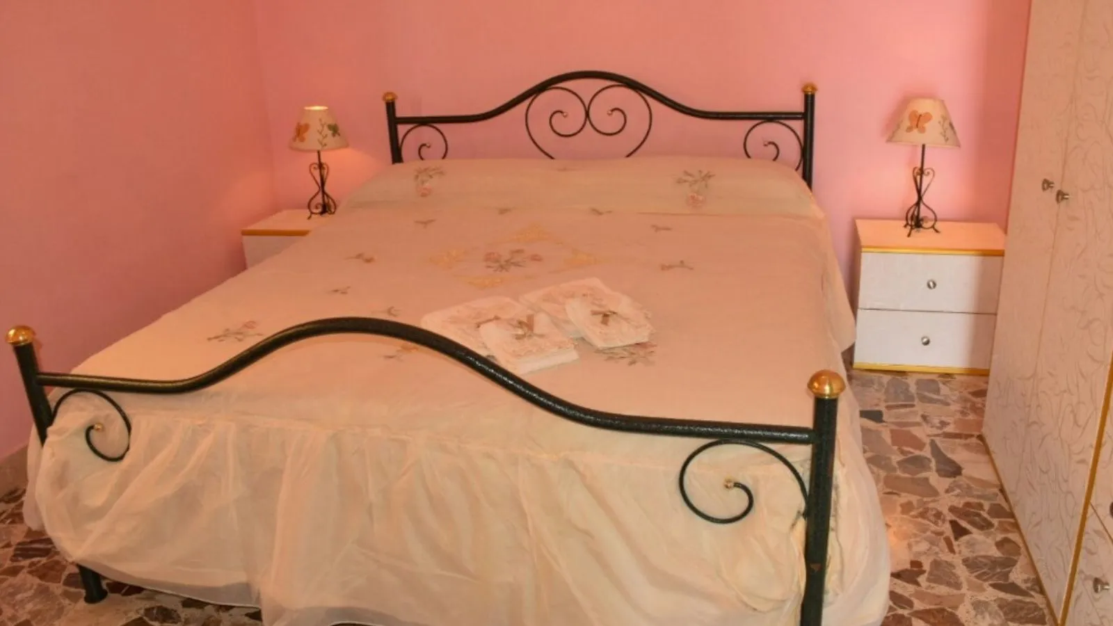 https://taormina.weblandia.it/wp-content/uploads/2025/07/baia-blu.webp