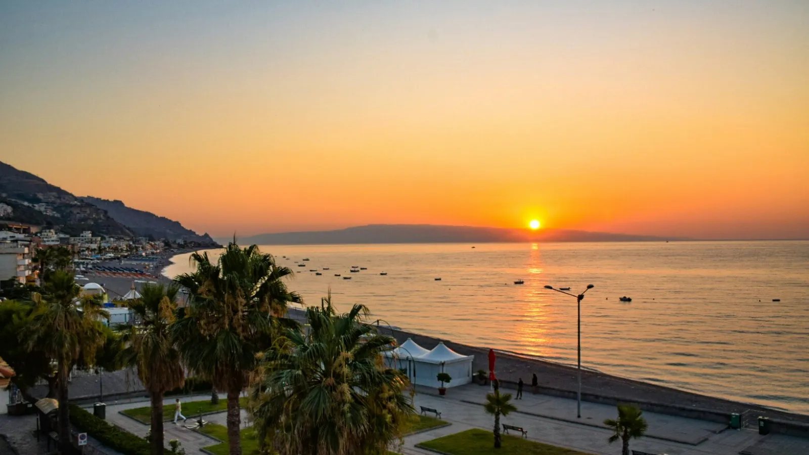 https://taormina.weblandia.it/wp-content/uploads/2025/07/taormina-mare.webp